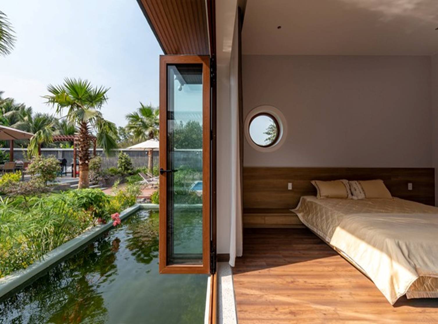 Nhà vườn Tây Ninh thiết kế phòng ngủ đặc biệt lửng lơ trên mặt nước-6