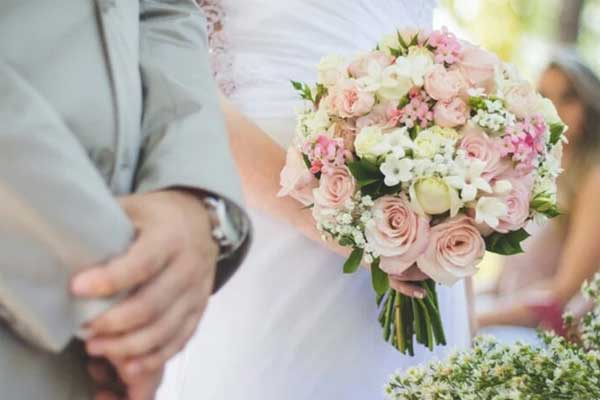 Bị giục kết hôn, cô gái lấy người đàn ông đồng tính để được tự do-1