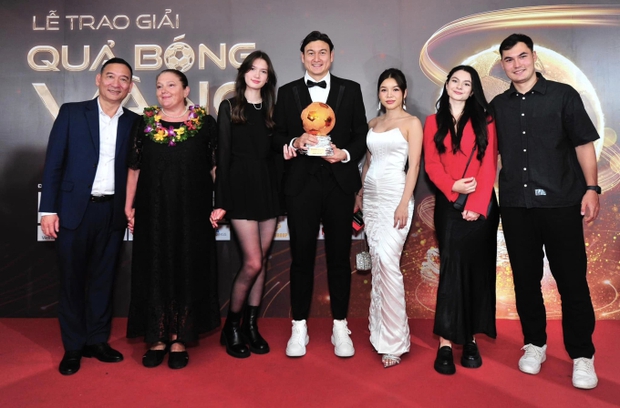 Nữ PT nóng bỏng hẹn hò thủ môn điển trai nhất tuyển Việt Nam, khéo léo thế nào mà khiến cả em chồng tương lai quấn quýt không rời-1