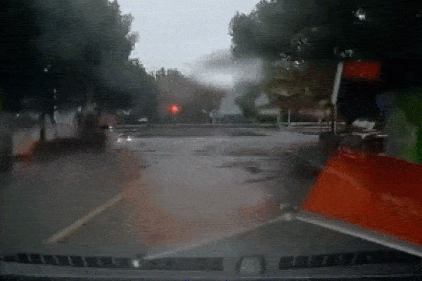 Clip: Chạy quá tốc độ dưới trời mưa, ô tô gặp tai nạn kinh hoàng