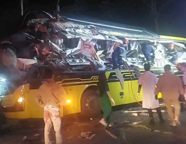 Giải cứu các nạn nhân vụ va chạm giữa xe container và xe khách khiến 5 người tử vong-1