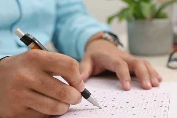 Đóng giả cảnh sát để ném phao thi cho em gái-1