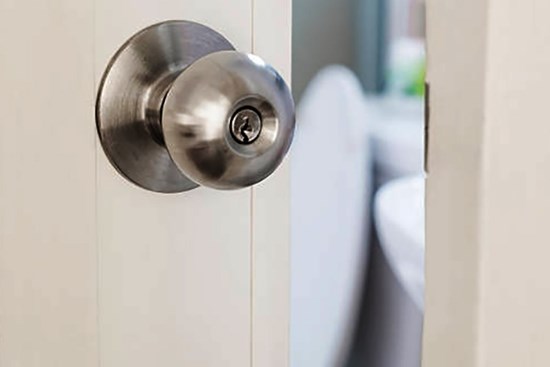 Nhận lại nhà từ khách thuê, gia chủ tá hoả với cảnh tượng bên trong nhà vệ sinh: 