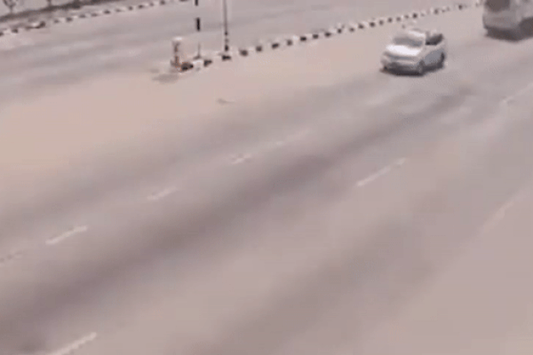 Clip: Ngủ gật, tài xế xe tải đâm trúng ô tô con rồi kéo lê 50 mét