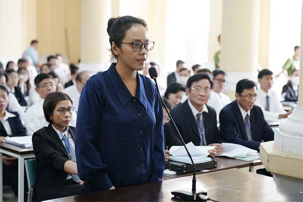 Ô tô con lọt gầm xe tải sau tai nạn liên hoàn, 2 người bị thương-2