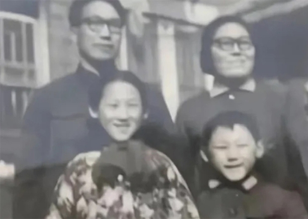 80 tuổi, cặp vợ chồng giáo sư vẫn ròng rã 23 năm tìm con trai, hối hận vì dạy con quá khắc nghiệt nên bị từ mặt: Nước mắt rơi, vết thương quá khứ chẳng thể lành!-1