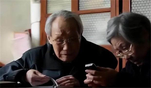80 tuổi, cặp vợ chồng giáo sư vẫn ròng rã 23 năm tìm con trai, hối hận vì dạy con quá khắc nghiệt nên bị từ mặt: Nước mắt rơi, vết thương quá khứ chẳng thể lành!-2