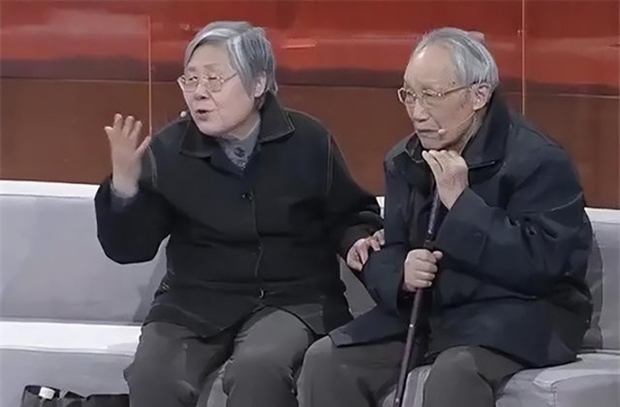 80 tuổi, cặp vợ chồng giáo sư vẫn ròng rã 23 năm tìm con trai, hối hận vì dạy con quá khắc nghiệt nên bị từ mặt: Nước mắt rơi, vết thương quá khứ chẳng thể lành!-3