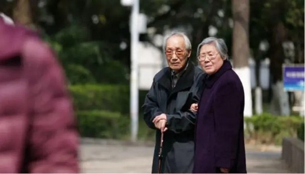 80 tuổi, cặp vợ chồng giáo sư vẫn ròng rã 23 năm tìm con trai, hối hận vì dạy con quá khắc nghiệt nên bị từ mặt: Nước mắt rơi, vết thương quá khứ chẳng thể lành!-4