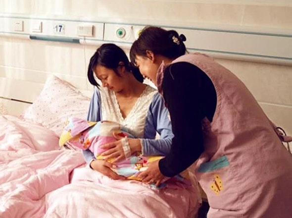 Được mẹ chồng chăm ở cữ mà tôi hoảng loạn, nhất là khi thấy bà ôm cháu lảo đảo muốn ngã-1