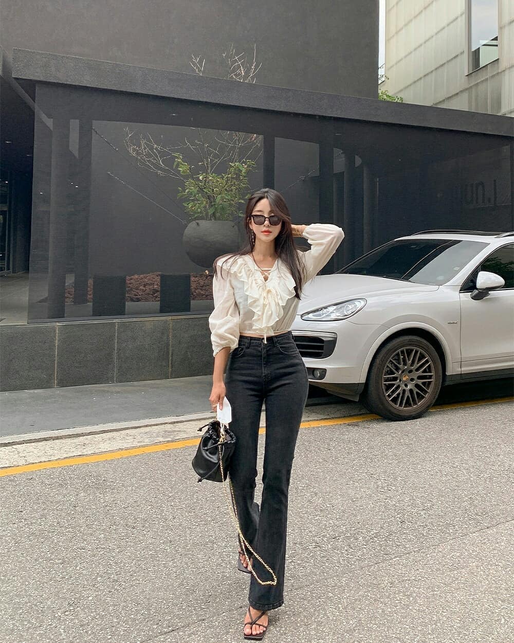 Quần jeans ống loe đang hot không kém quần ống rộng và 4 cách mặc sành điệu, siêu tôn dáng-1
