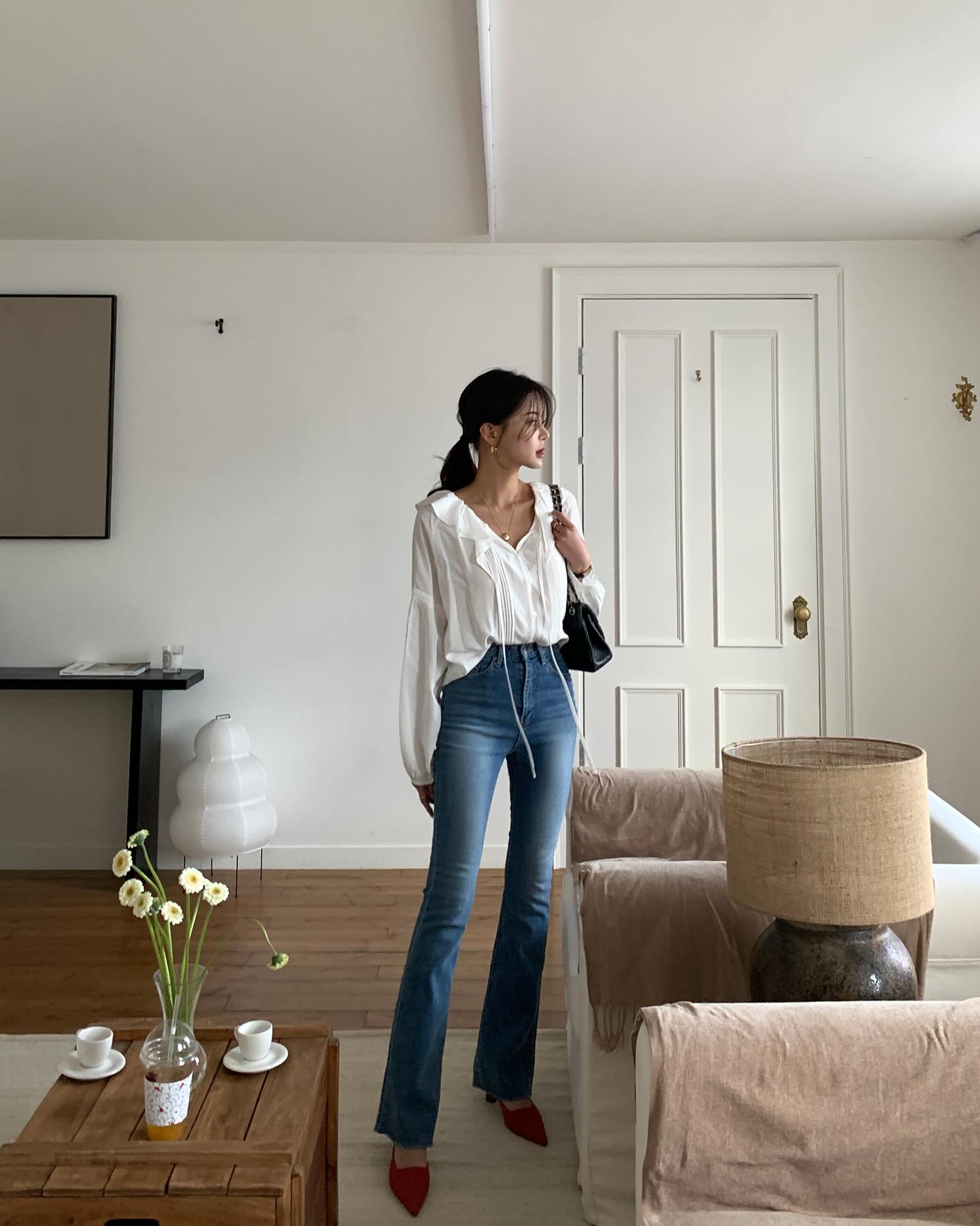 Quần jeans ống loe đang hot không kém quần ống rộng và 4 cách mặc sành điệu, siêu tôn dáng-2