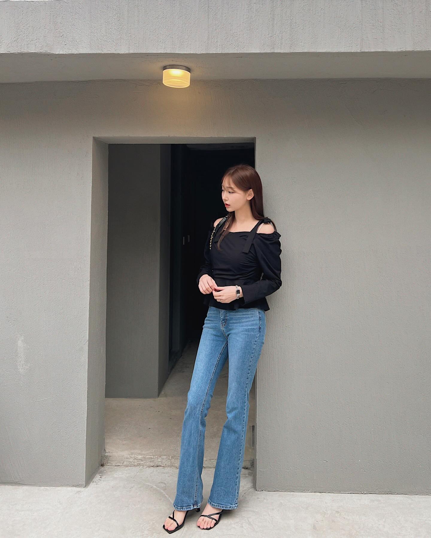 Quần jeans ống loe đang hot không kém quần ống rộng và 4 cách mặc sành điệu, siêu tôn dáng-3