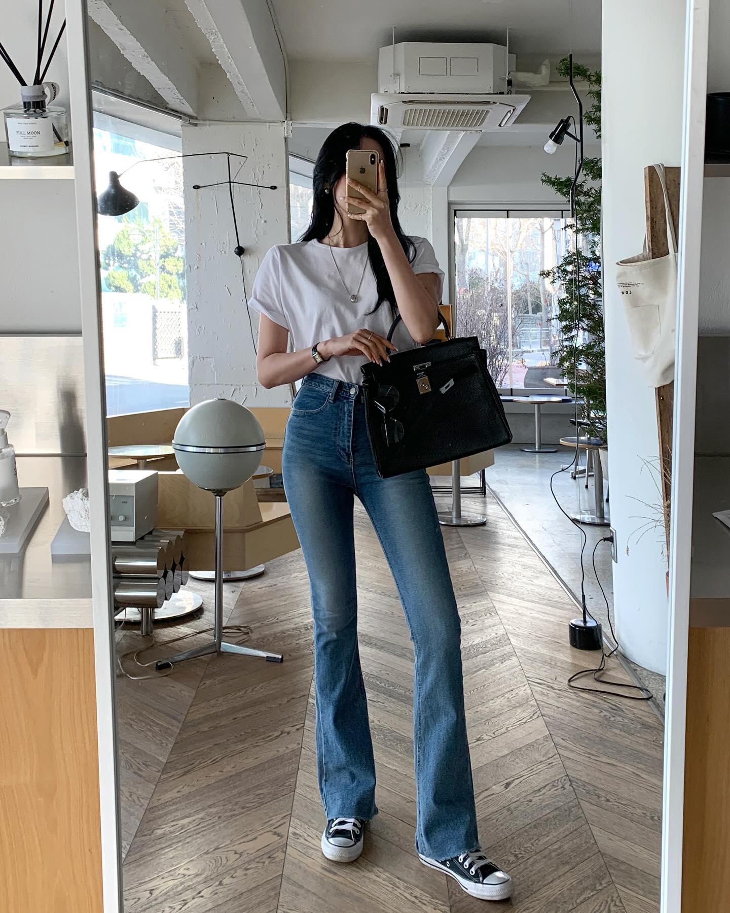 Quần jeans ống loe đang hot không kém quần ống rộng và 4 cách mặc sành điệu, siêu tôn dáng-4