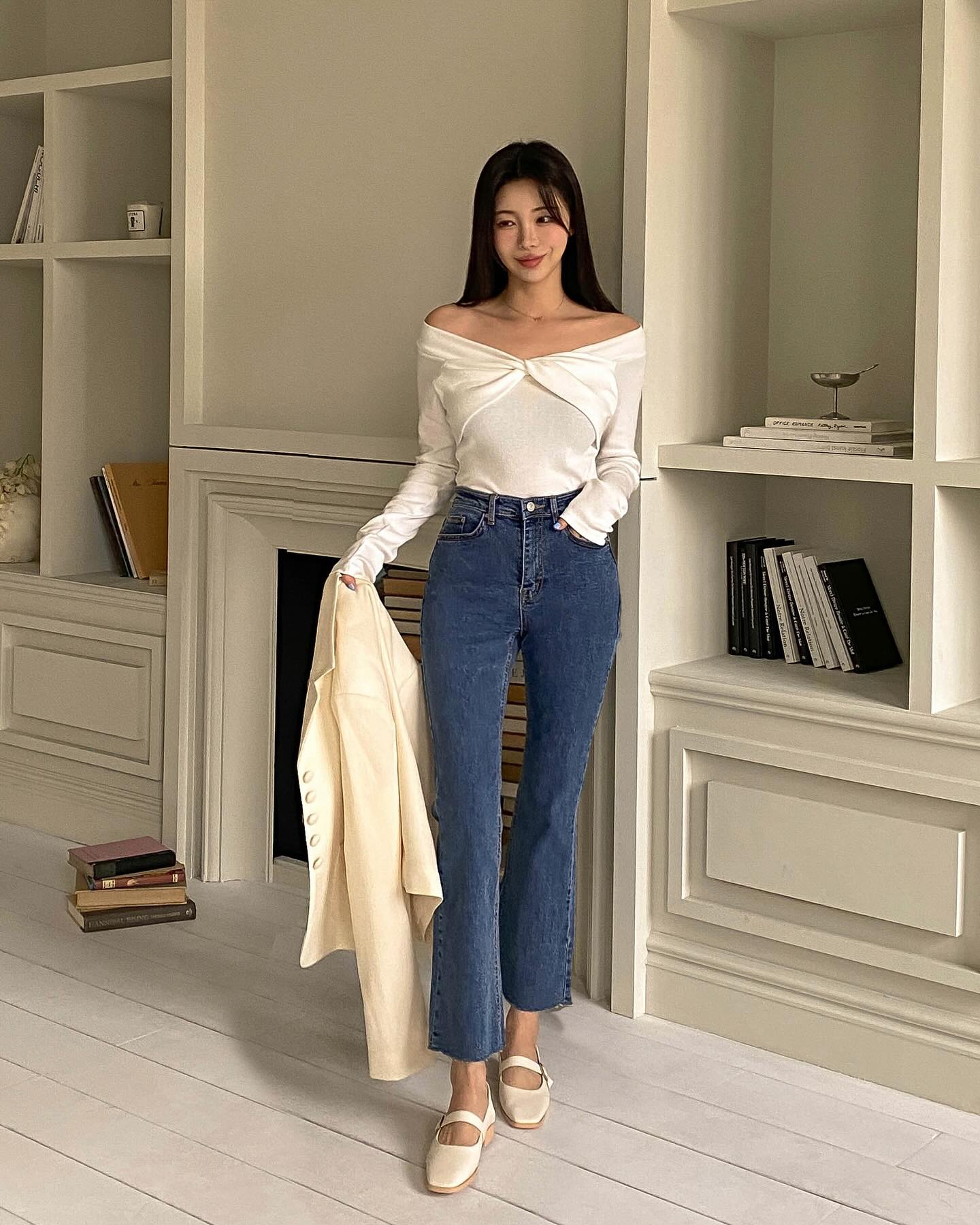 Quần jeans ống loe đang hot không kém quần ống rộng và 4 cách mặc sành điệu, siêu tôn dáng-6
