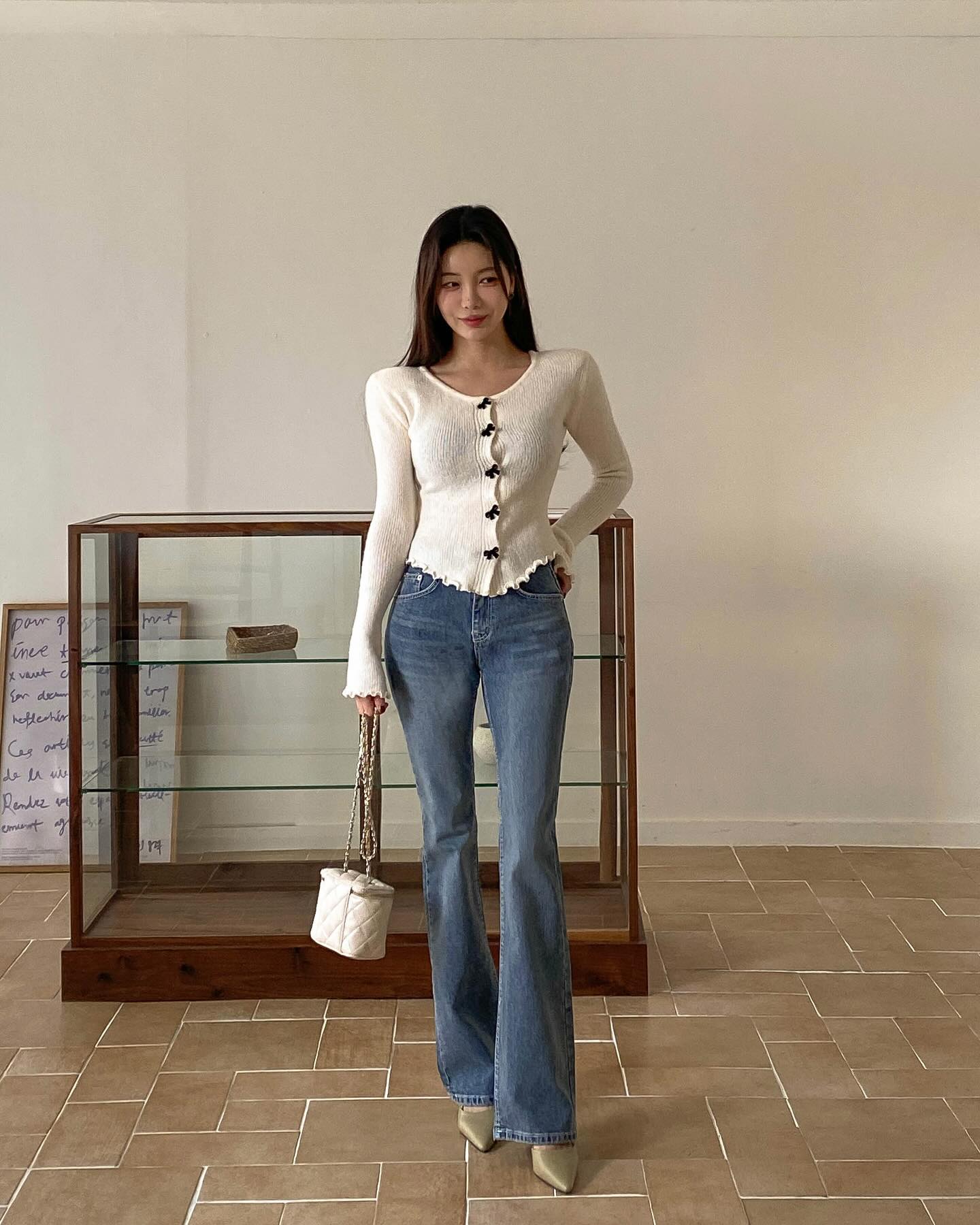 Quần jeans ống loe đang hot không kém quần ống rộng và 4 cách mặc sành điệu, siêu tôn dáng-7