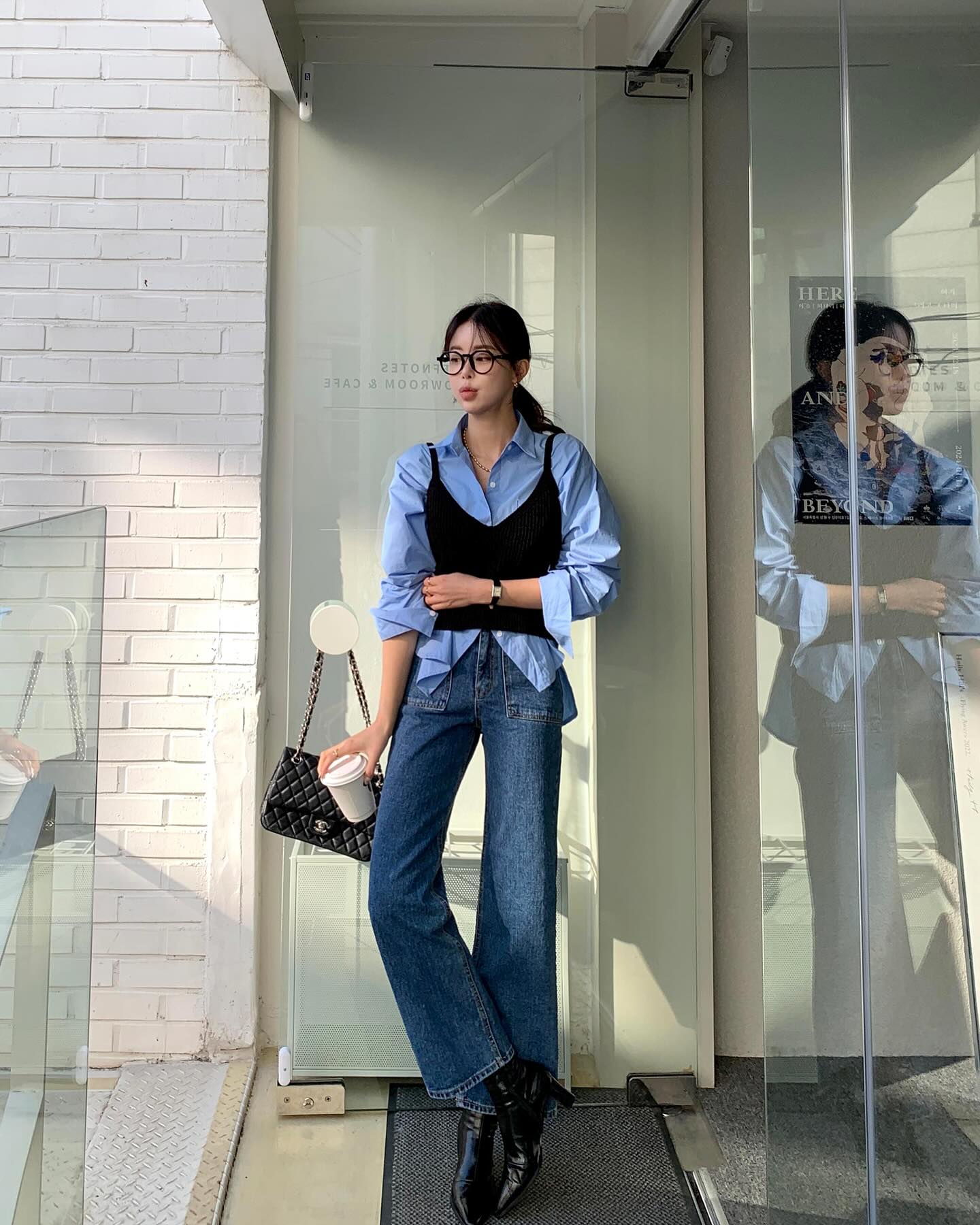 Quần jeans ống loe đang hot không kém quần ống rộng và 4 cách mặc sành điệu, siêu tôn dáng-8