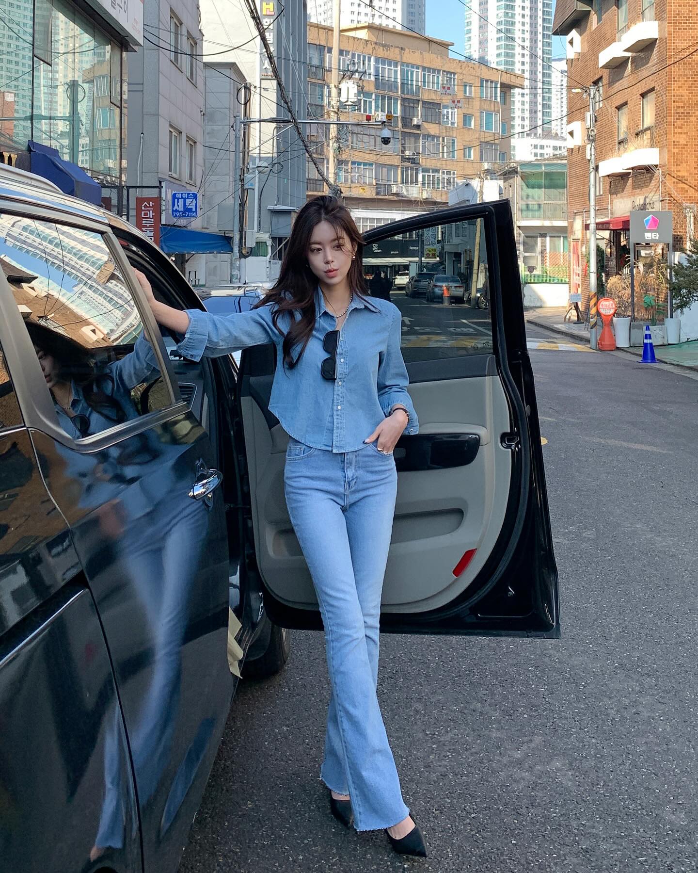 Quần jeans ống loe đang hot không kém quần ống rộng và 4 cách mặc sành điệu, siêu tôn dáng-9