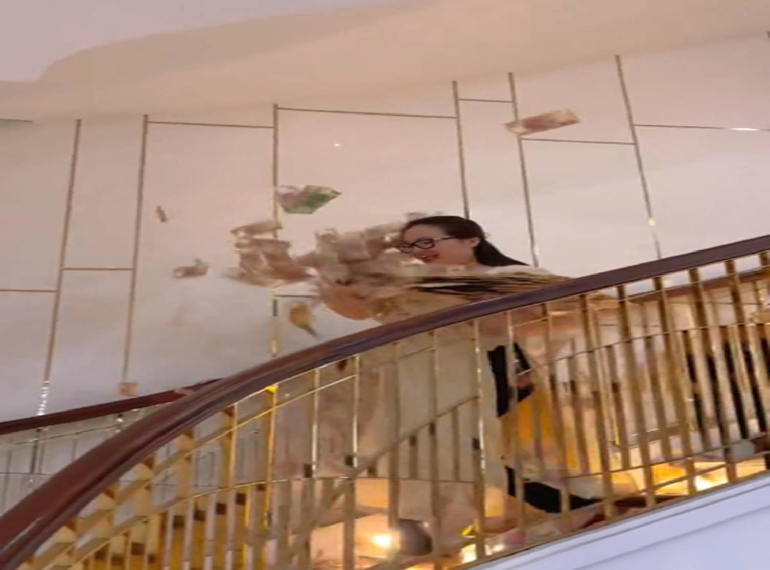 Xôn xao clip đại gia tai tiếng Hoàng Hường khoe của bằng cách ném tiền khắp nhà, hành xử tệ với tiền có thể phải trả giá đắt?-1