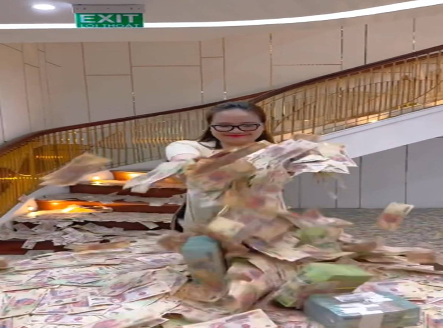 Xôn xao clip đại gia tai tiếng Hoàng Hường khoe của bằng cách ném tiền khắp nhà, hành xử tệ với tiền có thể phải trả giá đắt?-2