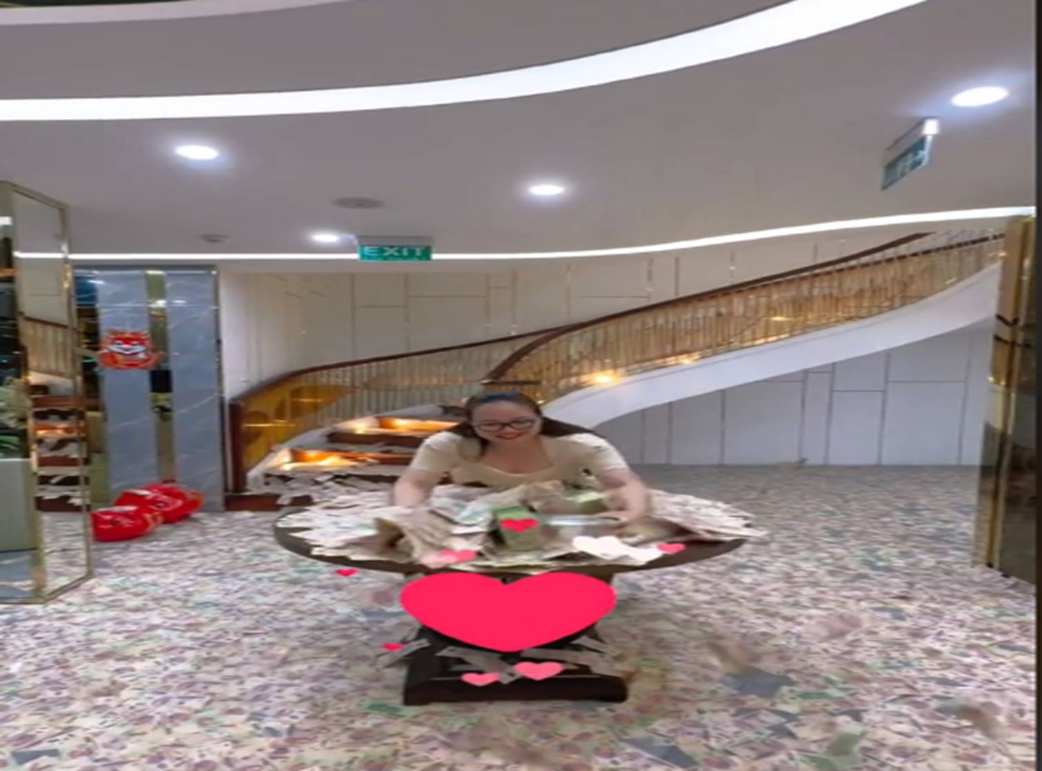 Xôn xao clip đại gia tai tiếng Hoàng Hường khoe của bằng cách ném tiền khắp nhà, hành xử tệ với tiền có thể phải trả giá đắt?-3