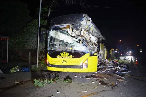 Khởi tố tài xế xe container tông xe khách trên Quốc lộ 2-3