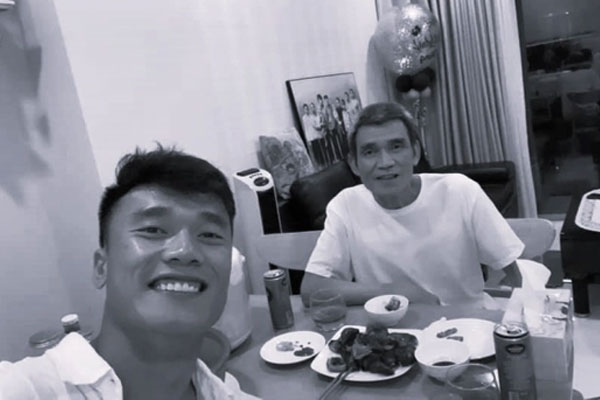 Vợ Tây của Bùi Tiến Dũng đau lòng khi bố chồng qua đời, chàng thủ môn nén đau thương trở lại tập luyện cùng HAGL-4