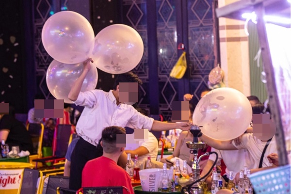 Bác sĩ nói gì về các trường hợp dân chơi liệt chân vì nghiện hút bóng cười?-2