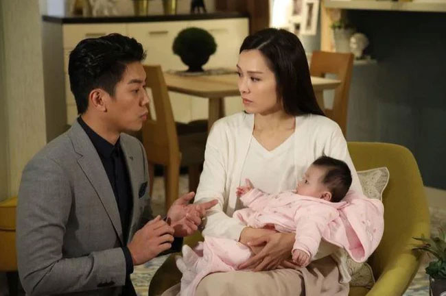 Nửa đêm, giật mình không thấy chồng con đâu, tôi chạy ra phòng khách thì ứa nước mắt với cảnh trước mặt-1