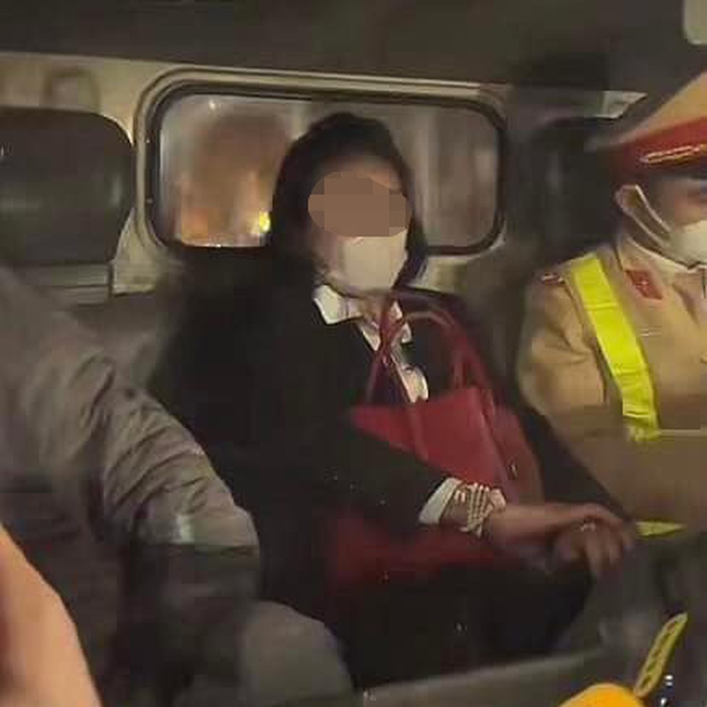 Hà Nội: Sau va chạm giao thông, phát hiện nữ tài xế dính cồn kịch khung-4