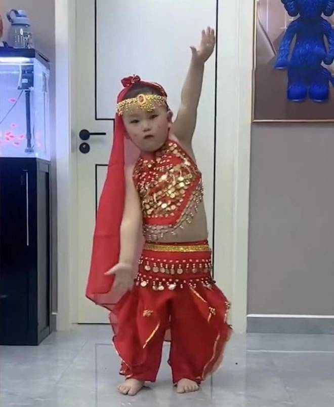 Con trai diễn tập văn nghệ ở trường, bố mẹ ngã ngửa khi thấy tạo hình của đứa trẻ-2