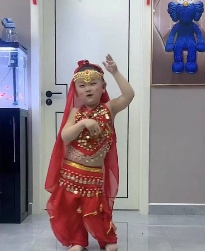 Con trai diễn tập văn nghệ ở trường, bố mẹ ngã ngửa khi thấy tạo hình của đứa trẻ-3