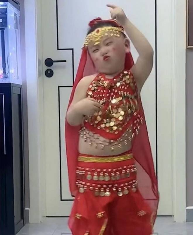 Con trai diễn tập văn nghệ ở trường, bố mẹ ngã ngửa khi thấy tạo hình của đứa trẻ-4