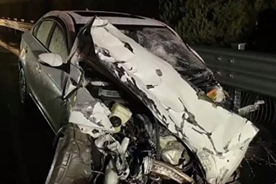 Đuổi vợ con xuống xe ngay trên cao tốc, người đàn ông cứu họ thoát chết