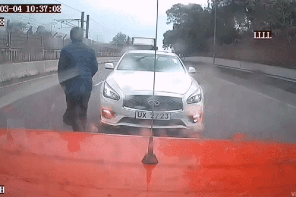 Đứng giữa cao tốc cãi nhau sau va chạm, 2 tài xế bị xe tải tông trúng