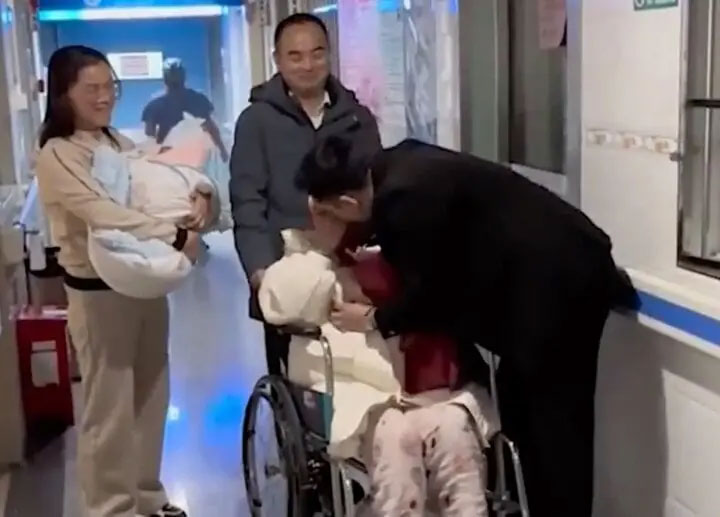 Khoe clip quỳ cảm ơn vợ sinh con thứ tư, chồng không ngờ bị dân mạng mắng tơi tả-2