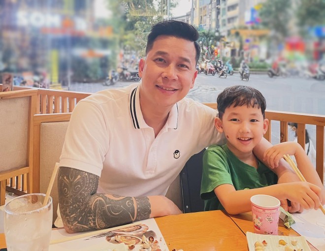 Lê Hoàng (The Men) dạy con chữ L viết hoa là con rắn, gây tranh cãi vì lời nhận xét về giáo dục Việt Nam-1