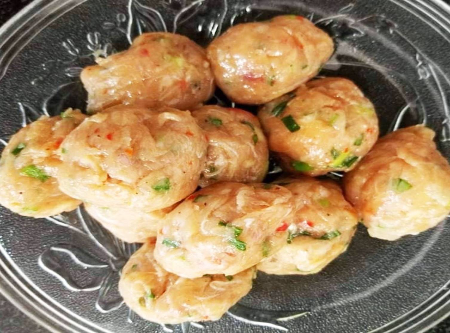 Thay đổi thực đơn bằng món chả cá bọc trứng cút sốt cà chua thơm ngon khó cưỡng-4