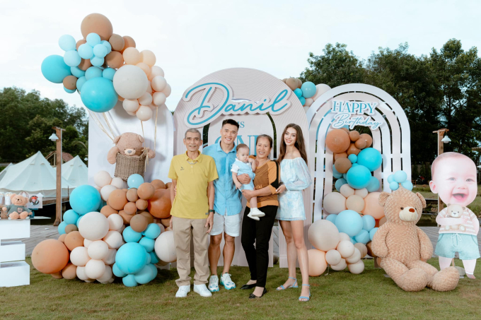 Vợ Tây của Bùi Tiến Dũng đau lòng khi bố chồng qua đời, chàng thủ môn nén đau thương trở lại tập luyện cùng HAGL-2