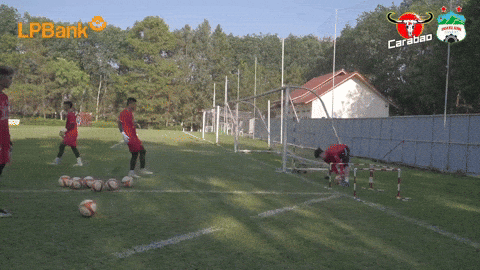 Vợ Tây của Bùi Tiến Dũng đau lòng khi bố chồng qua đời, chàng thủ môn nén đau thương trở lại tập luyện cùng HAGL-3