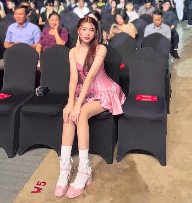 Con gái dậy thì xinh như hoa hậu, nhiều bạn trai đứng canh trước cửa nhà, Quyền Linh phải đuổi khéo-4