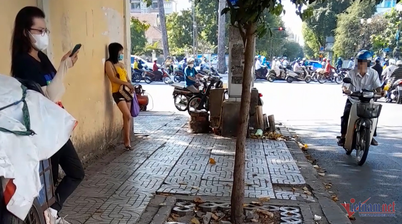 Nợ nần, gái làng chơi U70 đứng đường mỗi đêm, khoe mối ruột toàn người trẻ-1