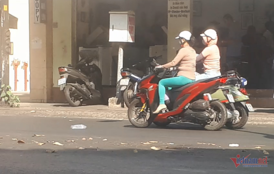 Nợ nần, gái làng chơi U70 đứng đường mỗi đêm, khoe mối ruột toàn người trẻ-2