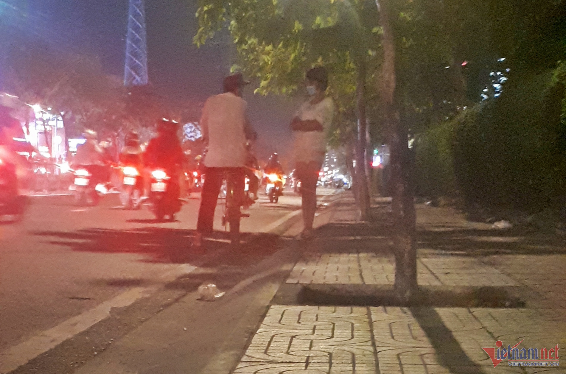 Nợ nần, gái làng chơi U70 đứng đường mỗi đêm, khoe mối ruột toàn người trẻ-3