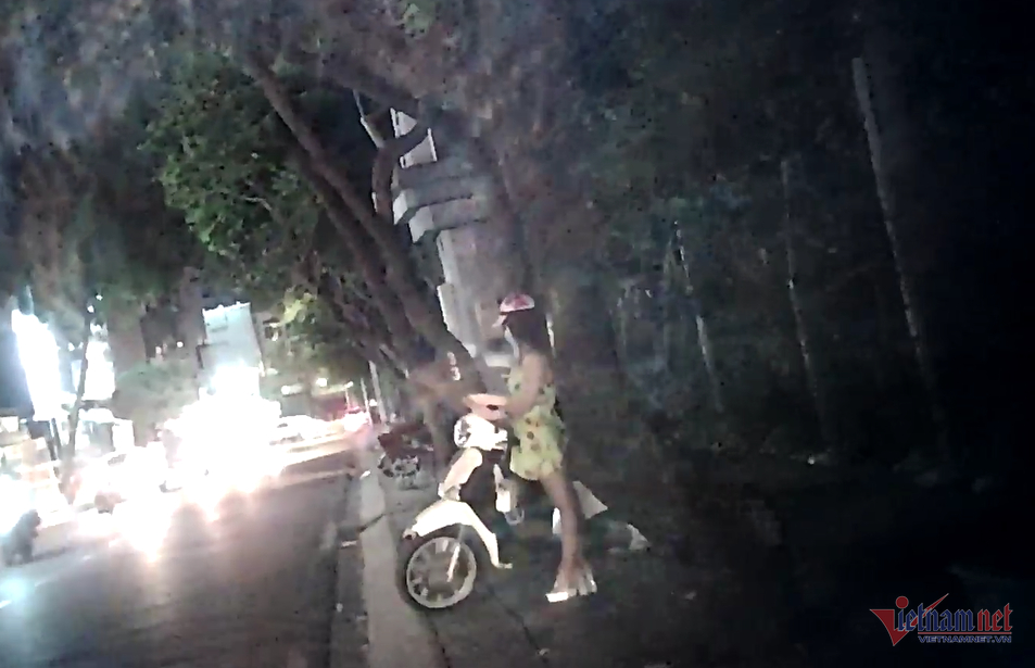 Nợ nần, gái làng chơi U70 đứng đường mỗi đêm, khoe mối ruột toàn người trẻ-5