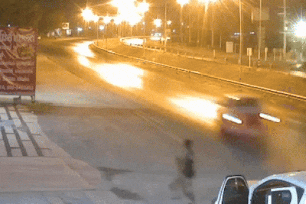 Clip: Phóng tốc độ kinh hoàng, xe ô tô mất lái đâm vào dải phân cách