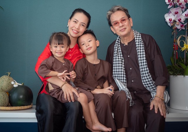 Nam nghệ sĩ Việt kết hôn với fan kém 44 tuổi, ngày nào cũng nhõng nhẽo, hôn vợ hơn chục lần-3