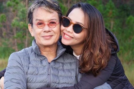 Nam nghệ sĩ Việt kết hôn với fan kém 44 tuổi, ngày nào cũng nhõng nhẽo, hôn vợ hơn chục lần