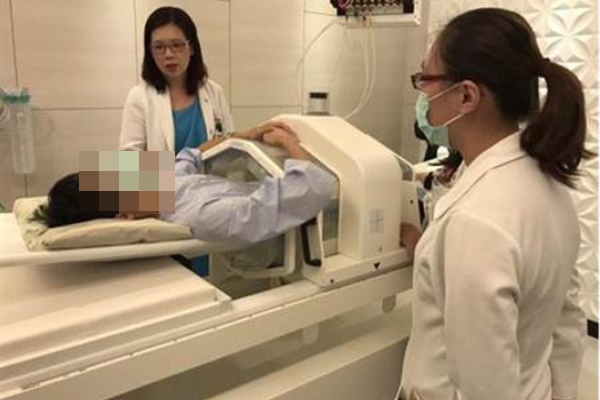 Người phụ nữ mắc ung thư bàng quang, không liên quan đến chuyện đi vệ sinh mà do 1 thói quen làm đẹp-1