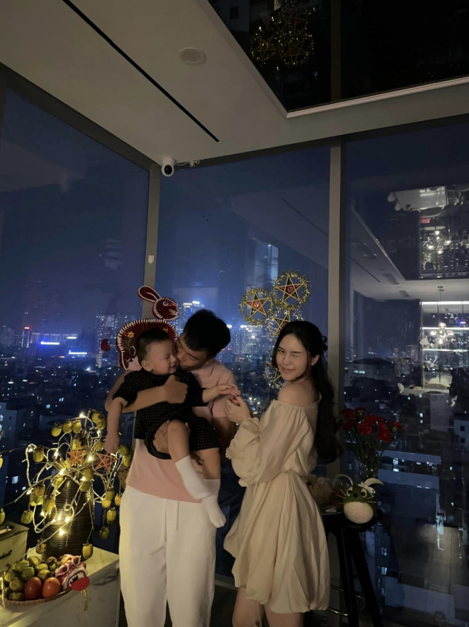 Vợ hotgirl của Thành Chung hé lộ bản thiết kế sau hai năm ở căn hộ cao cấp: Phòng khách tường kính cực xịn xò, view ngắm trọn Hà Nội-5